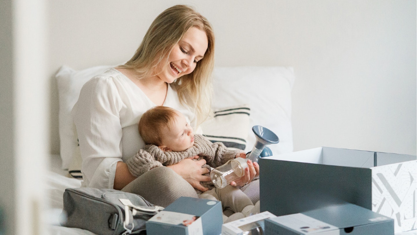 Mum and baby with Lola & Lykke breastfeeding starter kit